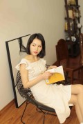 [奈丝写真] NO.009：成希-你是选择看书还是看我？
