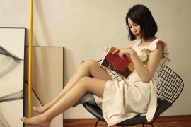 [奈丝写真] NO.009：成希-你是选择看书还是看我？