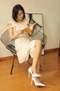 [奈丝写真] NO.009：成希-你是选择看书还是看我？