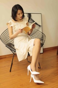 [奈丝写真] NO.009：成希-你是选择看书还是看我？